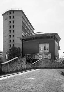 L'edificio visto dall'antistante piazza della Resistenza - fotografia di Introini, Marco (2008)