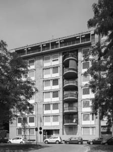 L'edificio visto da via Paravia - fotografia di Introini, Marco (2015)