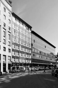 Edificio per uffici in corso Europa 22, Milano (MI) - fotografia di Suriano, Stefano (2016)