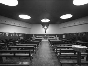 Gli interni dell'aula liturgica, illuminati dalle cupole in plexiglas poste sulla copertura in cemento - fotografia di Introini, Marco (2015)