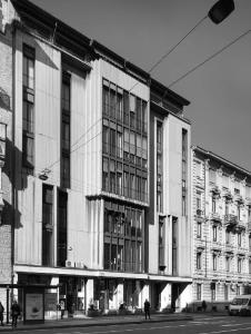 Scorcio dell'edificio, con il fronte rivolto a via Carducci - fotografia di Introini, Marco (2015)