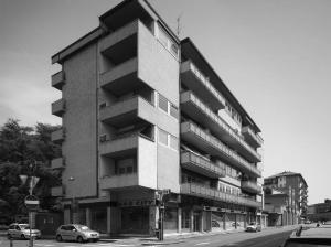 L'edificio di proprietà Buelli, sul lotto numero 18, attestato lungo via Angelo Maj - fotografia di Introini, Marco (2015)