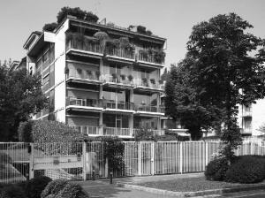 L'edificio visto da viale Vittorio Emanuele II - fotografia di Introini, Marco (2015)