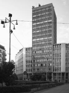 L'edificio visto da piazza Diaz - fotografia di Introini, Marco (2015)