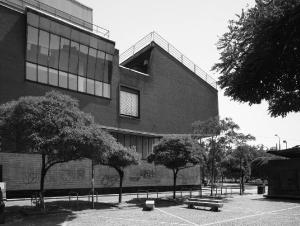 L'edificio visto da via Ampère - fotografia di Introini, Marco (2015)