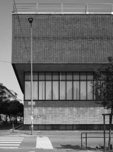 Dettaglio della facciata su via Bonardi - fotografia di Introini, Marco (2015)