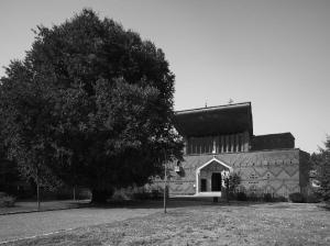 La chiesa vista dalla piazza-giardino che la precede - fotografia di Introini, Marco (2015)