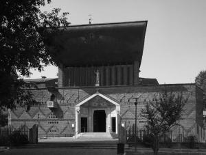 La chiesa vista dalla piazza-giardino che la precede - fotografia di Introini, Marco (2015)