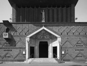 La facciata principale della chiesa, con la bussola che distribuisce gli ingressi - fotografia di Introini, Marco (2015)