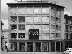 L'edificio visto da piazza Monte Grappa - fotografia di Introini, Marco (2015)