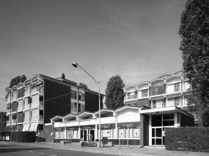 Il complesso visto da viale Belforte, con il volume dei servizi in primo piano - fotografia di Introini, Marco (2015)