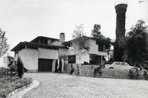 L'edificio visto dal parco, in una foto d'epoca risalente al 1961 (Fondazione Vico Magistretti, Milano) (1961)