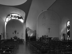 L'interno della chiesa, con l'organo e le vetrate disegnate da Castiglioni - fotografia di Introini, Marco (2015)