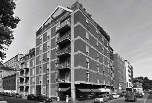Edificio per appartamenti e negozi in via Rosellini 8, Milano (MI) (2015)