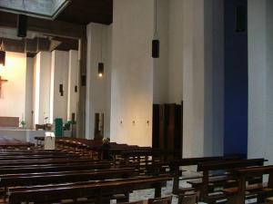 La navata sulla quale si apre il battistero, dalla intensa luce blu - fotografia di Garnerone, Daniele (2005)