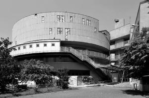 Scuola media con attrezzature sociali municipali a Monaca, Cesano Boscone (MI) - fotografia di Suriano, Stefano (2016)