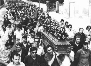 Funerale di Carla Pedruzzi - Corteo funebre - Uomini trasportano la bara
