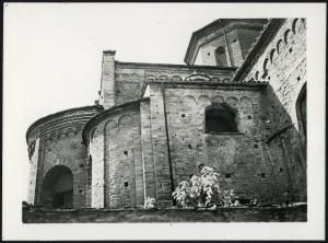 Acqui Terme - Duomo. Esterno, particolare delle absidi di profilo riprese dal basso.
