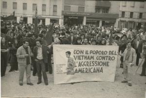 Udine - Piazza Venerio - Manifestazione contro la guerra in Vietnam - Folla con striscione e bandiere
