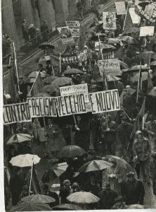 Torino - Manifestazioni contro il fascismo - Corteo con cartelli e bandiere