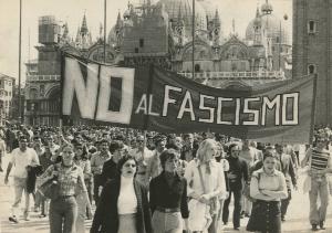 Venezia - Piazza San Marco - Manifestazione antifascista per la strage di Brescia - Corteo con cartello di protesta - Basilica di San Marco