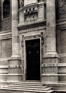 Veduta architettonica - padiglione espositivo dell'Italia all'Esposizione delle Arti Decorative - Parigi 1925 - particolare della porta
