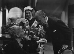 Fotografia del film "La damigella di Bard" - Regia Mario Mattoli 1936 - L'attore Luigi Cimara stringe la mano all'attrice Emma Gramatica.