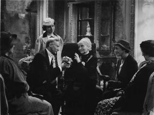 Fotografia del film "La damigella di Bard" - Regia Mario Mattoli 1936 - L'attrice Emma Gramatica e l'attore Luigi Cimara seduti con altri attori non identificati.