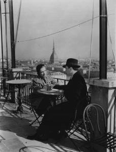 Fotografia del film "La damigella di Bard" - Regia Mario Mattoli 1936 - L'attore Cesare Bettarini e l'attrice Mirella Pardi seduti a un tavolo.