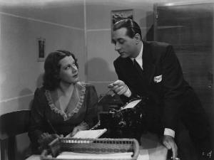 Fotografia del film "La danza dei milioni" - Regia Camillo Mastrocinque 1940 - L'attore Nino Besozzi detta una lettera all'attrice Miretta Mauri .