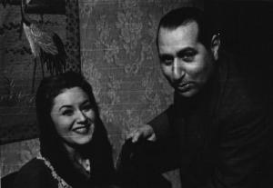 Fotografia del film "La danza del fuoco" - Regia Giorgio Simonelli 1942 - L'attrice Paola Barbara con il regista Giorgio Simonelli.