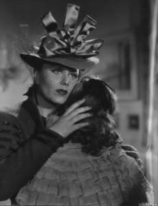 Fotografia del film "La danza del fuoco" - Regia Giorgio Simonelli 1942 - L'attrice Paola Barbara abbraccia un'attrice non identificata.