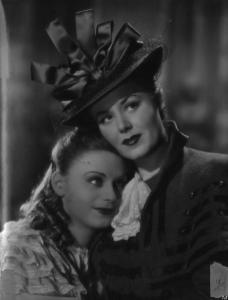 Fotografia del film "La danza del fuoco" - Regia Giorgio Simonelli 1942 - L'attrice Luisella Beghi e l'attrice Paola Barbara in primo piano.