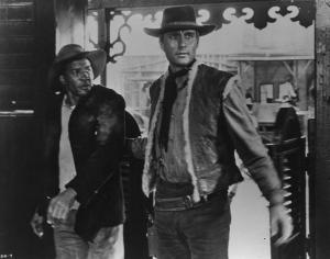 Fotografia del film "Da uomo a uomo" - Regia Giulio Petroni 1967 - L'attore John Philip Law tiene per un braccio un attore non identificato.