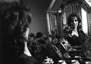 Fotografia del film "I delfini" - Regia Francesco Maselli 1960 - L'attrice Antonella Lualdi si specchia.
