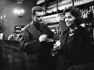 Fotografia del film "I delfini" - Regia Francesco Maselli 1960 - L'attrice Betsy Blair e l'attore Sergio Fantoni al bancone di un bar.