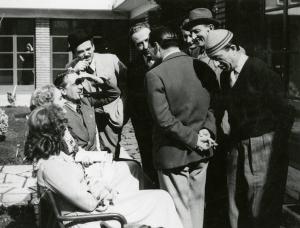 Sul set del film "I due misantropi" - Regia Amleto Palermi, 1937 - Attori e attrici non identificati sul set del film. Si riconosce Enrico Viarisio seduto sulla sinistra che si copre il volto con la mano.
