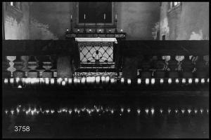 Festa di san Pietro martire in Sant'Eustorgio: accesso a una cappella. In primo piano lumini votivi.