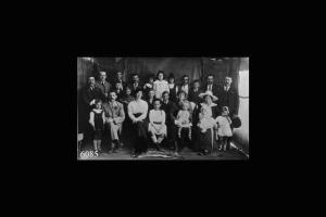 Ritratto di gruppo di una famiglia di lavoratori emigrati valtellinesi dopo il battesimo di un figlio.