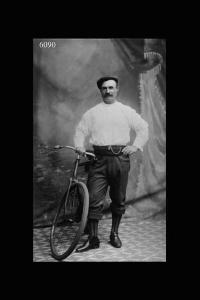 Ritratto in posa di uomo con bicicletta