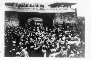 Austria - Campo di concentramento di Mauthausen-Gusen - Nazismo - "Porta mongola" - Liberazione - Scena ricostruita: arrivo delle truppe americane - Carro armato con soldati americani - Accoglienza dei prigionieri sopravvissuti spagnoli - Striscione / Seconda guerra mondiale