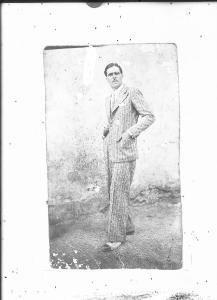 Ritratto maschile di studio a figura intera in posa: giovane uomo italiano non identificato deportato e morto in un campo di concentramento nazista - Nazi-fascismo