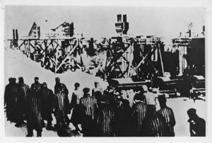 Seconda guerra mondiale - Nazismo - Polonia - Campo di concentramento di Auschwitz - Kommando: prigionieri marciano con pigiama a strisce ("zebrati) - Lavori forzati per la costruzione della fabbrica Krupp