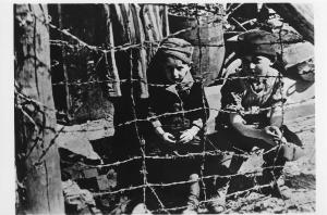 Seconda guerra mondiale - Polonia (?) - Campo di concentramento - Nazismo - Dopo la liberazione (?) - Ritratto infantile: due bambini sopravvissuti dietro a reticolato con filo spinato