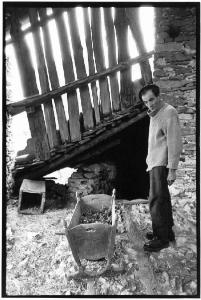 Alta Valle Maira, Caudano di Stroppo - Ritratto maschile davanti a casa - Anziano montanaro - Martino Giordana - Culla in legno