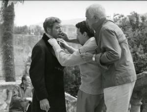 Fotografia sul set di "Il gattopardo" - Visconti, Luchino, 1963 - A sinistra, Burt Lancaster mentre viene truccato e sistemato da due truccatori non identificati a destra.