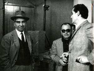 Fotografia sul set di "Il giudizio universale" - De Sica, Vittorio, 1961 - A destra, Vittorio Gassman, a sinistra, il produttore, Dino De Laurentiis. Al centro, un attore non identificato.