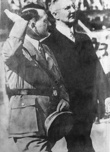 Ritratto maschile: Adolf Hitler in divisa militare saluta durante una sfilata - Nazismo