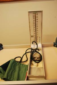 Sfigmomanometro a colonna di mercurio - medicina e biologia
