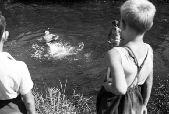 Patellani, Federico - Milano. Naviglio - gruppo di bambini nuota nell'acqua del canale.